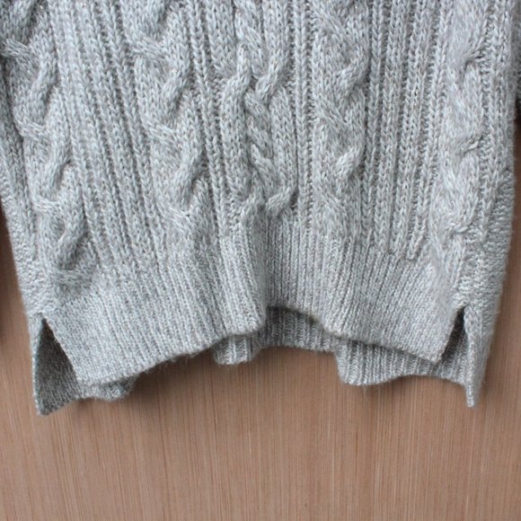Jennifer Lopez Oversized Grey and White Sweater Size Medium - Picture 4 of 7